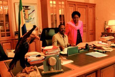 Omar Bongo dans son bureau présidentiel en novembre 2005. Sa fille Pascaline est alors directrice du cabinet.
