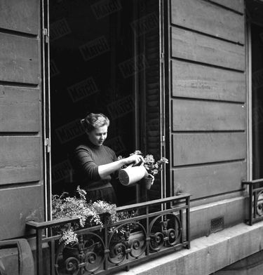 « Isabelle aime beaucoup les fleurs. Sur le balcon de sa chambre, elle arrose ses azalées. » - Paris Match n°105, 24 mars 1951