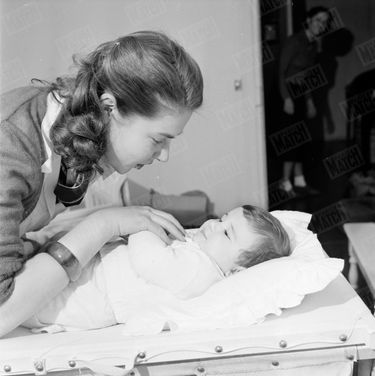 « Pour obtenir le diplôme de “L'Aide aux Mères”, elle va chaque matin au dispensaire. » - Paris Match n°105, 24 mars 1951