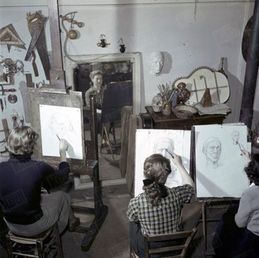 « Dans l'atelier de M. Bouchet où elle travaille le jeudi, une amie a fait son portrait. » - Paris Match n°105, 24 mars 1951