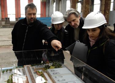 Dans l’ancienne centrale EDF de Saint-Denis, Luc Besson présente en 2008 sa future Cité du cinéma.