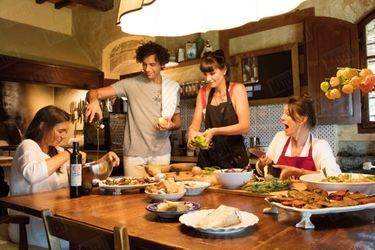 La cuisine est une passion familiale. Pendant des heures, Mika et ses sœurs concoctent des plats méditerranéens.