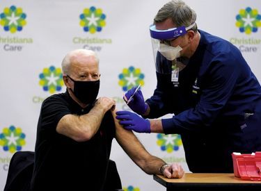 Le 11 janvier, Joe Biden reçoit sa seconde dose de vaccin à l’hôpital Christiana de Newark (Delaware).