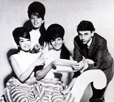 Phil Spector et les Ronettes (dont il épousera la chanteuse, Ronnie) en 1963.