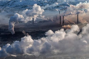 Fumées des usines de traitement de minerais à Norilsk, Kraï de Krasnoïarsk, Russie