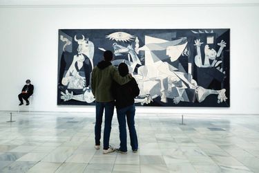 Grâce à la jauge du musée Reina Sofia, un couple français regarde "Guernica" en toute quiétude. Avant le Covid, le célèbre tableau de Picasso était assiégé par la foule.