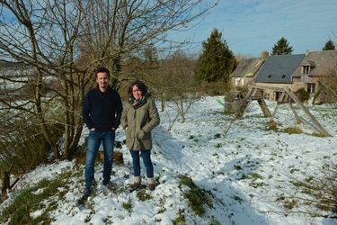Dimitri et Anne-Laure Gesbert-Falguières, dans leur jardin situé à une centaine de mètres seulement du futur site d'implantation.