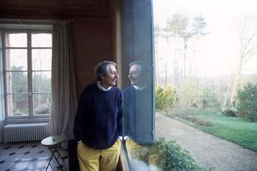 « Jean Rochefort a transformé la maison qu'il a achetée près de Rambouillet pour y faire entrer la lumière à flots. » - Paris Match n°2694, 11 janvier 2001