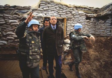 Avec les forces de l’Onu à Sarajevo, en 1994, l’année où sont signés les deux contrats d’armement. Il est ministre de la Défense depuis un an.