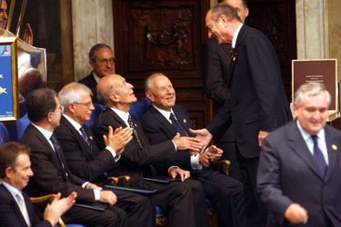 Jacques Chirac serre la main de Valéry Giscard d'Estaing, le 29 octobre 2004, après la signature du traité établissant une constitution pour l'Europe à Rome.