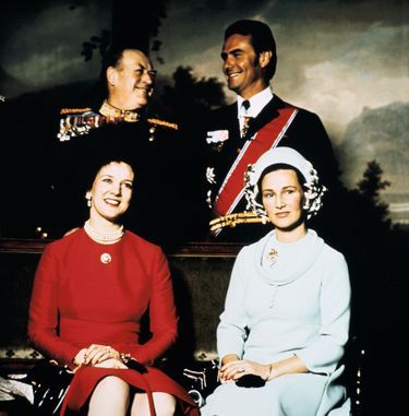 La princesse Sonja avec son beau-père le roi Olav V pour recevoir la reine Margrethe de Danemark et le prince consort Henrik à Oslo dans les années 1970