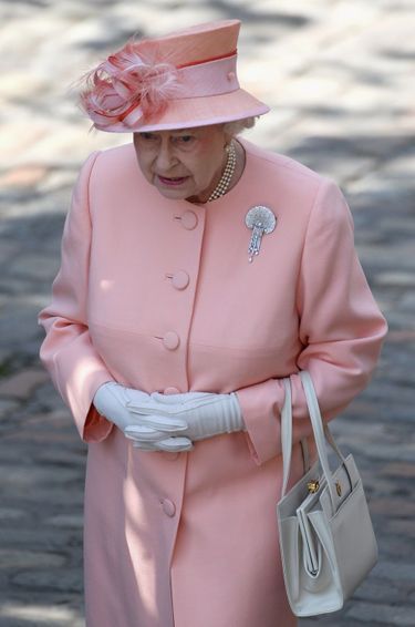 La reine Elizabeth II parée de la Courtauld Thomson Scallop-Shell Brooch au mariage de Zara Phillips, le 30 juillet 2011