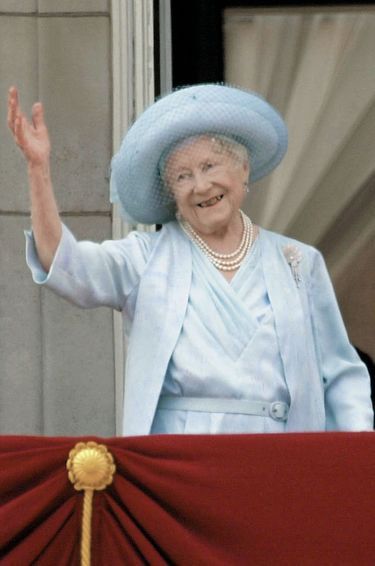 La Queen Mum parée de la Courtauld Thomson Scallop-Shell Brooch le jour de ses 100 ans, le 4 août 2000