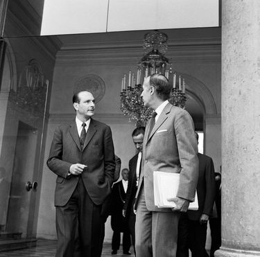 Valéry Giscard d'Estaing et Jacques Chirac à l'Elysée, le 25 mars 1976. Une défaite électorale cinglante vient de rapprocher les deux têtes de l'exécutif... pour un temps.