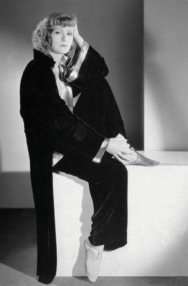 En 1931, Greta Garbo vêtue d’un pyjama en velours.