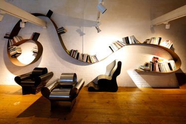 L’iconique étagère Bookworm et la Well Tempered Chair.