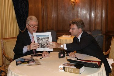 Olivier Royant en compagnie de l'ancien président des Etats-Unis Bill Clinton, en 2004.