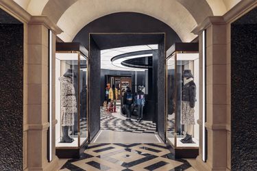 Au sommet des Champs Elysees Moncler