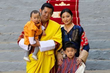Le roi du Bhoutan Jigme Khesar Namgyel Wangchuck et la reine Jetsun Pema avec leurs fils à Punakha, le 17 décembre 2020