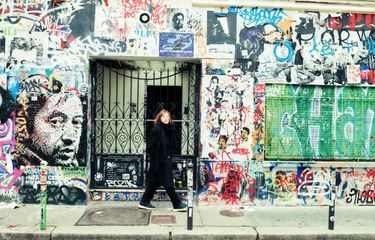 Devant le 5 bis de la rue de Verneuil, où elle a partagé la vie de Serge Gainsbourg jusqu'en 1980.