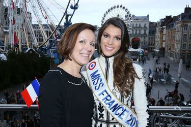 Iris Mittenaere avec sa mère Laurence lors de son retour à Lille après avoir été sacrée Miss France 2016