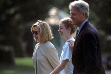 « Le lundi 17 juin, Hillary Chelsea et Bill Clinton arrivent à la Maison Blanche. Le week-end précédent était celui de la fête des Pères. Un moment privilégié en famille que le président a voulu préserver en partant pour deux jours à Camp David. » - Paris Match n°2458, 4 juillet 1996