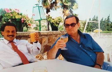 Avec son père adoptif, Patrick Witcomb, sur la Costa del Sol, en 1989.