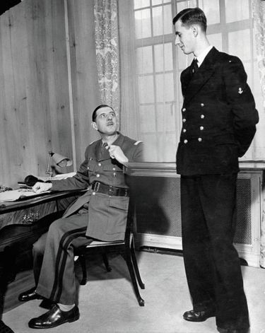 Avec son père dans le bureau de Carlton Gardens, à Londres, le QG des Forces françaises libres, en 1940. Cliché partiellement effacé.