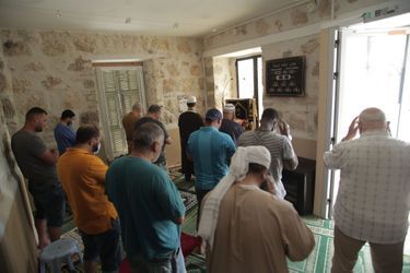Dans la mosquée rue Reine-Jeanne où le terroriste était allé prier le matin même de l'attaque.