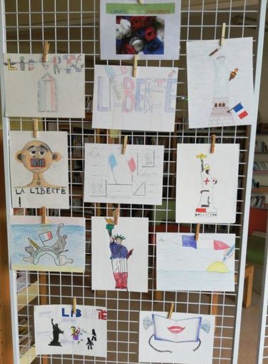 En 2019, le professeur avait organisé une exposition de dessins d’élèves sur le thème de la liberté.