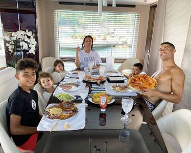 Dans la salle à manger du yacht, déjeuner pizza avec les enfants. (De g. à dr.) : Cristiano Jr, Alana Martina, Eva, Georgina, Mateo et Cristiano Ronaldo.