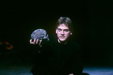 Kenneth Branagh interprétant Hamlet sur scène, avec la Royal Shakespeare Company, à Londres, en novembre 1992