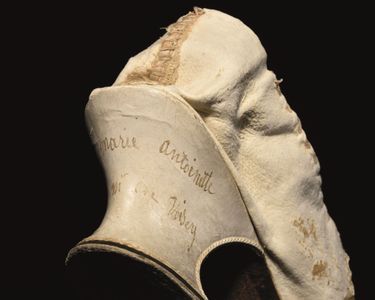Détail de l'inscription sur le talon du soulier de la reine Marie-Antoinette mis en vente aux enchères le 15 novembre 2020 à Versailles par la Maison Osenat