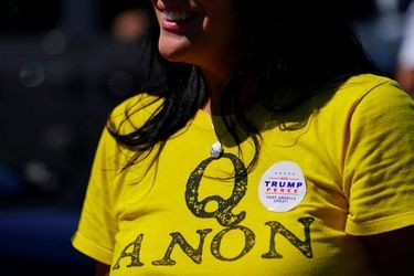 Une femme porte un t-shirt «QAnon» et un autocollant «Trump/Pence» à Adairsville, en Géorgie, en septembre 2020.