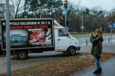 Devant l'hôpital où la gynécologue Anna Parzynska (à dr.) pratique les IVG, un bus "pro-life" affiche sa propagande : "A l'hôpital Bielanski les avortements ont tué 131 enfants en 2017. L'avortement à la 22e semaine de vie".
