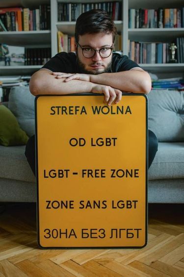 Le documentariste Bart Stazewski a créé cette pancarte pour dénoncer une réalité choquante : l'homophobie déclarée d'une cinquantaine de villes.