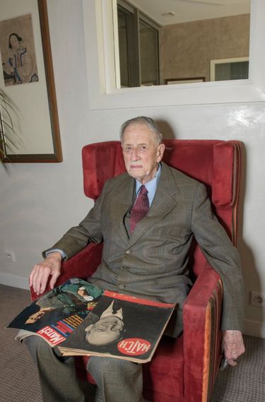 Sur ses genoux, un numéro de l’ancêtre de notre magazine, daté de mars 1940, et un Paris Match de novembre 1971, un an après la mort du général.