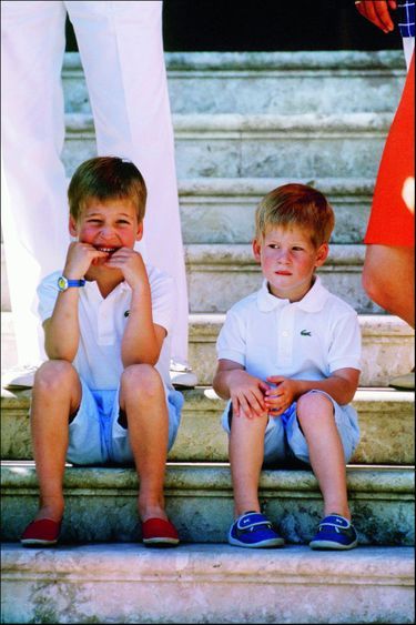 Août 1988. William, 6 ans, et Harry, 3 ans et demi, les marches du palais royal espagnol de Majorque. Leurs parents se sépareront quatre ans plus tard.