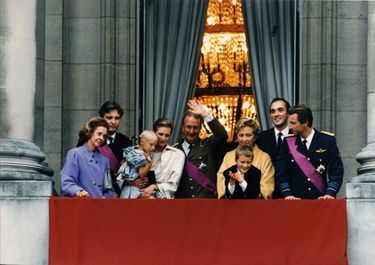 Autour d’Albert II, tout juste intronisé, et de la reine Paola : la reine Fabiola, le prince Laurent, la princesse Astrid, son mari Lorenz d’Autriche-Este et leurs enfants, le prince héritier Philippe. En 1993.