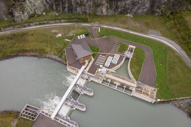 Vue aérienne du nouveau barrage sur la Romanche, à Livet-et-Gavet. Il détourne une partie de l’eau vers un bassin (partie triangulaire) qui se déverse dans un tunnel de près de 10 kilomètres.