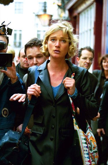 « .. chargée de deux sacs, sa fille, Delphine Boël, tente d'échapper aux journalistes qui assiègent sa maison de Notting Hill, à Londres... »
