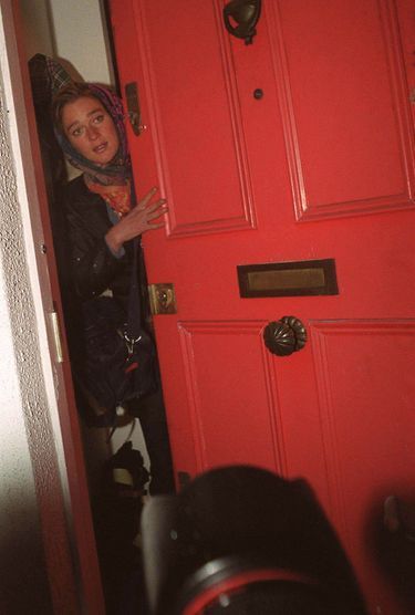 Delphine Boël tente d'échapper aux journalistes qui assiègent sa maison de Notting Hill, à Londres, 22 octobre 1999.