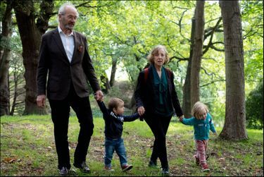 Gabriel et Max, début septembre à Londres, avec leurs grands-parents John Shipton, le père de Julian, et Teresa Devant, la mère de Stella.
