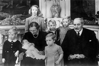 Le roi Christian X de Danemark, vers 1946, avec sa femme la reine Alexandrine et leurs petits-enfants. Debout derrière, la future reine Margrethe II