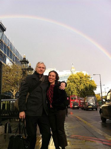 Julian et Stella se sont rencontrés en 2011, à Londres. Le fondateur de WikiLeaks est alors en liberté surveillée, accusé par la Suède de « délit sexuel ».