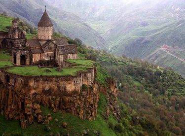 L’Arménie est le pays des épices, celui des monastères millénaires nichés au creux des falaises et des montagnes, c’est le pays de la soie, de la culture, du savoir et du partage, celui de la joie et de la fête.