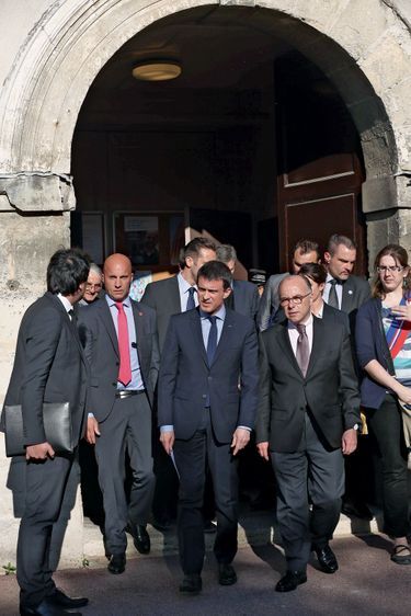 Manuel Valls et le ministre de l’Intérieur, Bernard Cazeneuve, sortent de l’église Saint-Cyr-Sainte-Julitte à Villejuif, mercredi 22 avril.