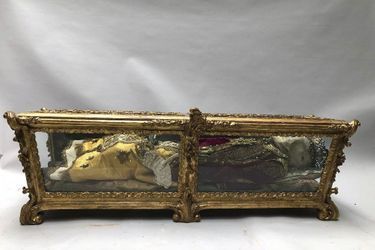 Stupéfiante, cette châsse reliquaire du XVIIIe siècle, longue de 1,30 mètre, abrite le corps d’une petite martyre. Estimée entre 9 000 et 10 000 euros, elle a été considérée comme choquante et retirée d’une vente en ligne en mai dernier