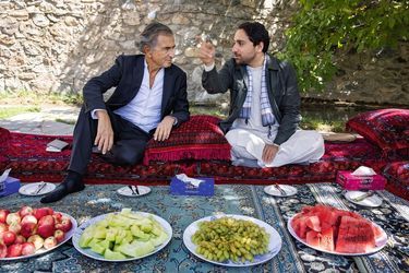 Dans la maison que son père a construite, et dont il aimait tant le jardin, Ahmad Massoud expose son programme de décentralisation.