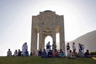 Le mausolée où repose le commandant Massoud. S’y retrouvent, ce jour-là, les hommes du clan mais aussi des délégations de Kandahar et Jalalabad venues montrer leur soutien.